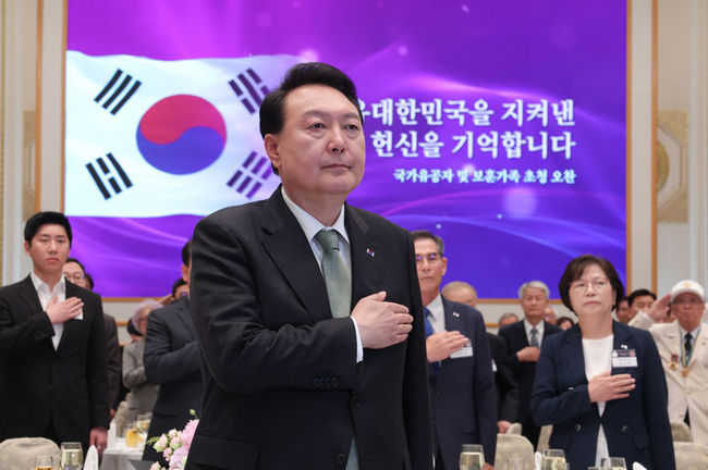 윤석열 대통령이 14일 청와대 영빈관에서 열린 국가유공자 및 보훈가족 초청 오찬에서 국기에 대한 경례를 하고 있다. (사진=대통령실 제공) 