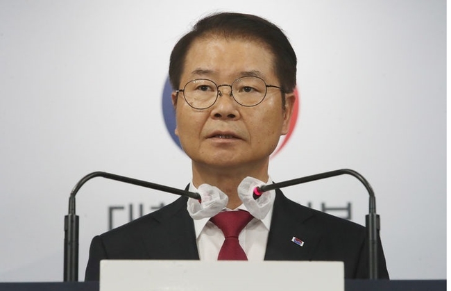  이정식 고용노동부 장관이 15일 오전 서울 종로구 정부서울청사에서 노동개혁에 따른 '노동조합 회계 투명성 강화'를 위한 노조법 시행령 및 소득세법 시행령 개정안 입법예고 브리핑을 하고 있다.(사진=뉴시스 제공)