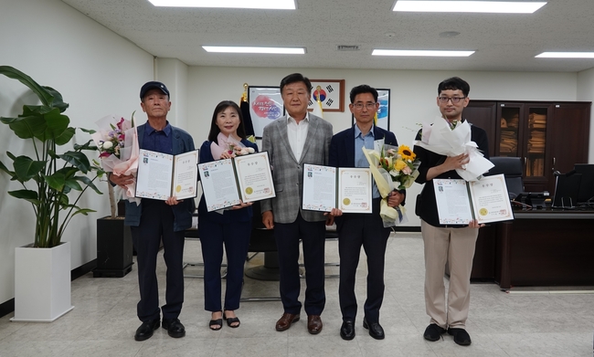 천안시시설관리공단 직원 4명이 지난 13일 열린‘제24회 전국 공중화장실 우수관리인’ 시상식에서 우수관리인으로 선정됐다. (사진=천안시 제공)<br>
