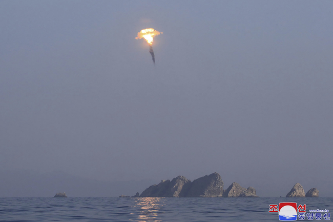 북한 조선중앙통신이 3월28일 공개한 단거리 탄도미사일 시험 발사 장면(사진=AP/뉴시스 제공)