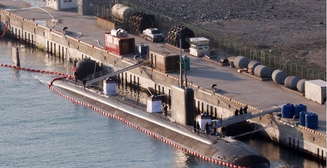 미국 해군의 오하이오급 핵추진 순항유도탄 잠수함(SSGN) 미시건함이 6월16일 금요일 부산작전기지에 입항했다. 사진은 미국 해군의 로스앤젤레스급 핵추진 잠수함 '스프링필드(SSN 761)'가 지난 2월 26일 부산 남구 해군작전사령부 부산작전기지 부두에 정박한 모습.(사진=뉴시스 제공)