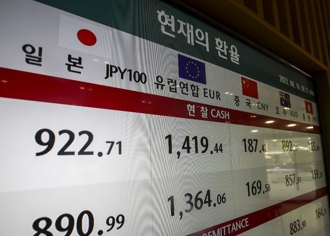  엔화 하락세가 이어지고 있는 16일 오전 서울 중구 하나은행 환전소에 전광판에 환율이 나타나있다. 지난 15일 기준 엔/유로 환율은 152엔선을 넘어서 거래돼 2008년 9월 이후 약 15년 만에 유로화 대비 엔화 가치가 가장 낮았다. 엔/달러 환율도 141.316엔까지 올라 지난해 11월 이후 엔화 가치가 가장 낮았다. (사진=뉴시스)