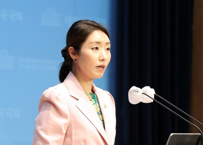 강선우 더불어민주당 대변인이 지난 11일 오후 서울 여의도 국회 소통관에서 열린 현안 관련 브리핑에서 발언하고 있다. (사진=뉴시스)