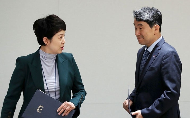  이주호 사회부총리 겸 교육부 장관과 김은혜 홍보수석이 지난 15일 오후 서울 용산 대통령실 청사에서 교육개혁 현안 추진 상황에 대해 브리핑하기 위해 단상으로 향하며 대화하고 있다. (사진=뉴시스)