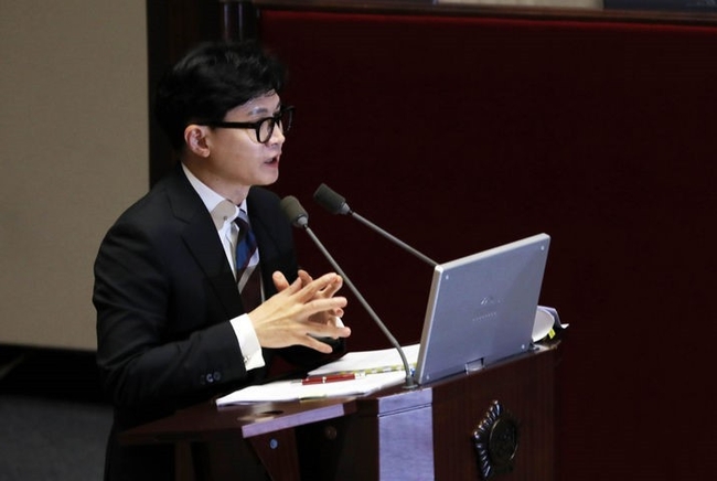 법무부가 코로나19 방역 완화로 늘어나는 외국인 입국에 발맞춰 전산시스템을 개선하고 전용 심사장을 확대한다. 사진은 한동훈 법무부 장관. (사진=뉴시스)