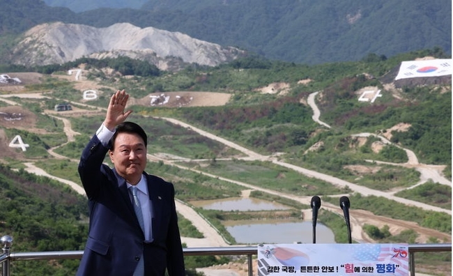 윤석열 대통령이 지난 15일 경기 포천 승진훈련장에서 실시된 '2023 연합·합동 화력격멸훈련'을 참관한 뒤 국민참관단 및 참석자들에게 인사하고 있다. (사진=뉴시스 제공)