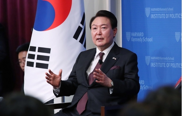 윤석열 대통령이 19일부터 오는 24일까지 프랑스·베트남 순방에 나선다. 사진은 지난 4월28일(현지시간) 보스턴 인근 하버드대학교 케네디스쿨에서 '자유를 향한 새로운 여정'을 주제로 연설을 마친 뒤 청중 질문에 답변하고 있는 윤 대통령. (사진=뉴시스 제공)