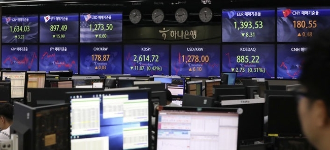 19일 오전 서울 중구 명동 하나은행 딜링룸에서 딜러들이 업무를 보고 있다. (사진=뉴시스 제공)