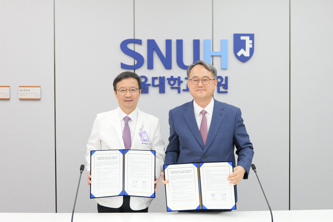 왼쪽부터 김영태 서울대병원장, 주영수 국립중앙의료원장