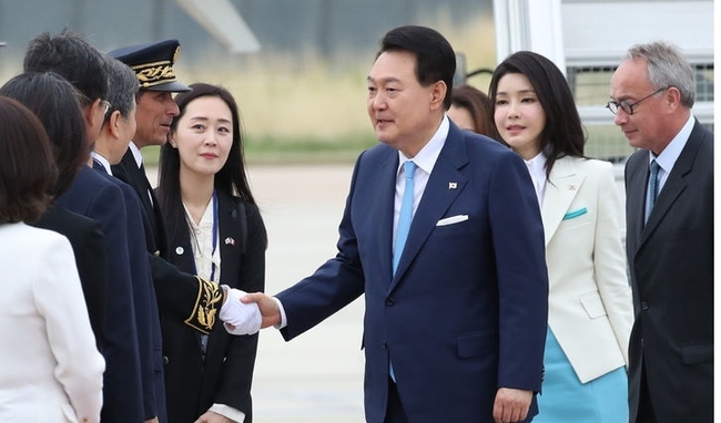 제172차 국제박람회기구(BIE) 총회 참석차 파리를 방문한 윤석열 대통령이 19일(현지시간) 파리 오를리 국제공항에 도착해 환영 인사들과 악수하고 있다. (사진=뉴시스 제공)