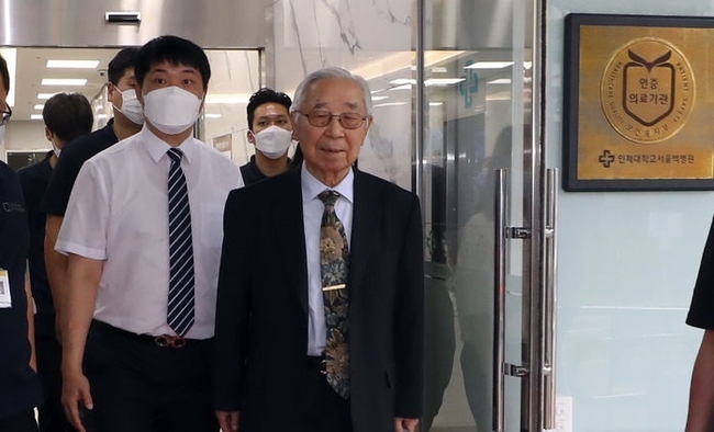 이순형 학교법인 인제학원 이사장이 20일 오후 서울 중구 인제대학교 서울백병원에서 열린 서울백병원 폐원 안에 관한 이사회를 마친 뒤 병원을 나서고 있다.(사진=뉴시스 제공)
