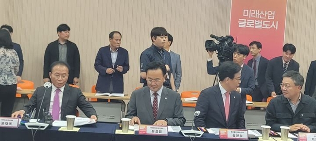 20일 강원특별자치도 대회의실에서 열린 국민의힘-강원자치도, 예산정책협의회에 참석한 국민의힘 윤재옥 원내 대표와 의원들.(사진=뉴시스 제공)