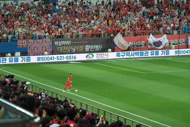 A보드에 축구역사박물관 유물 기증 안내 문구가 송출되고 있다. (사진=천안시 제공)