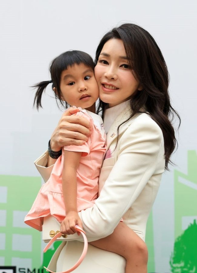 윤석열 대통령 부인 김건희 여사가 24일(현지시간) 하노이 108중앙군사병원을 방문해 베트남 얼굴기형 어린이들을 위해 무료수술 봉사를 지원하는 '스마일 포 칠드런(Smile for Children)' 간담회를 마친 뒤 환아를 안아주고 있다. (공동취재)
