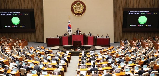 김진표 국회의장이 21일 오후 서울 여의도 국회에서 열린 제407회국회(임시회) 제6차 본회의에서 스토킹범죄의 처벌 등에 관한 법률 일부개정법률안(대안)을 재석246인, 찬성 246인으로 가결하고 있다. (사진=뉴시스)