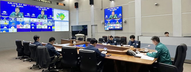 한창섭 행정안전부 차관이 25일 오전 서울 종로구 정부서울청사 중앙재난안전대책본부 서울상황센터에서 집중호우 대비 긴급 상황 점검회의를 주재하고 있다. (사진= 행정안전부/뉴시스 제공)