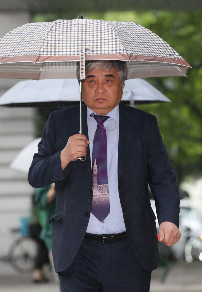 한상혁 전 방송통신위원장이 TV조선 재승인 심사 관련 첫 재판을 하기 위해 26일 서울북부지방법원으로 출석하고 있다.(사진=뉴시스 제공)