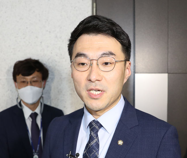 김남국 무소속 의원이 15일 오후 서울 여의도 국회 의원회관에서 열린 국회 윤리특별위원회 윤리심사자문위원회에 출석해 기자들 질문에 답하고 있다.(사진=뉴시스 제공)