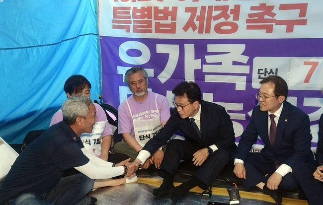 박광온 더불어민주당 원내대표가 26일 오후 서울 여의도 국회 앞 이태원 참사 유가족들의 단식 농성장을 방문해 유가족과 대화를 나누고 있다. (사진=뉴시스 제공)