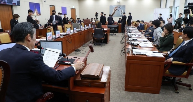 정청래 국회 과학기술정보방송통신위원회 위원장이 21일 오후 서울 여의도 국회에서 열린 전체회의에서 방송법 일부개정법률안 대안에 대한 본회의 부의 요구의 건, 방송문화진흥회법 일부개정법률안 대안에 대한 본회의 부의 요구의 건, 한국교육방송공사법 일부개정법률안 대안에 대한 본회의 부의 요구의 건을 가결하고 있다. 3개의 본회의 부의의 건은 국민의힘 의원들이 투표 거부를 하며 퇴장한 후에 진행됐으며 정청래 위원장을 포함한 민주당 의원 11명, 무소속 박완주 의원의 투표 결과에 따라 가결됐다. 