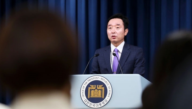  이도운 대통령실 대변인이 26일 오후 서울 용산 대통령실에서 현안 관련 브리핑을 하고 있다. (사진=뉴시스 제공)