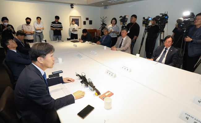 이형훈 보건복지부 보건의료정책관이 지난 8일 오후 서울 중구 달개비에서 열린 제10차 의료현안협의체 회의에서 인사말을 하고 있다.