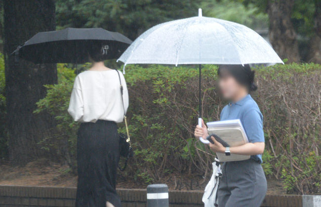 전국적으로 장맛비가 내리기 시작한 26일 전북 전주시 전북대학교 교정에서 시민들이 우산으로 비를 피하며 길을 지나고 있다. (사진=뉴시스 제공)