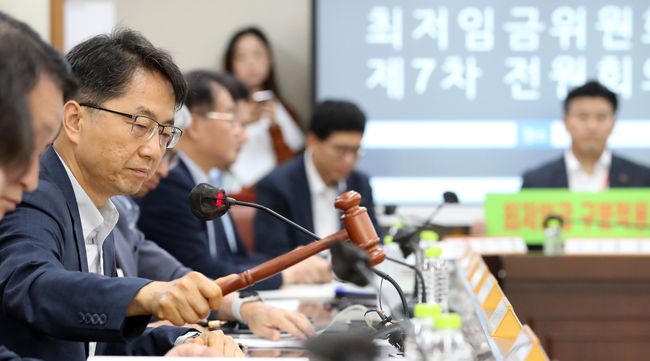  22일 세종시 정부세종청사에서 열린 최저임금위원회 7차 전원회의에서 박준식 위원장이 회의를 시작하고 있다.(사진=뉴시스 제공)