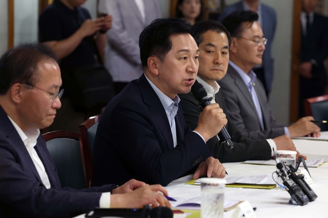 김기현 국민의힘 대표가 18일 오후 서울 종로구 총리 공관에서 열린 고위당정협의회에 참석해 발언하고 있다.(사진=뉴시스 제공)