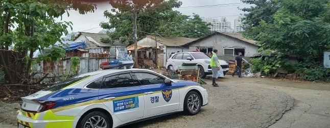 지난 20일 오전 8시경 JK도시개발은 효성동 100번지 일원에 '도시개발 구역 내 철거를 위해 포크레인 차량과 50여 명의 경비 직원을 현장에 투입했다. 다행히 경찰이 출동해 상황을 진정시키며, 오후 5시경 용역 직원들이 철수하면서 인명피해 없이 마무리됐다.(사진=홍경의 기자)