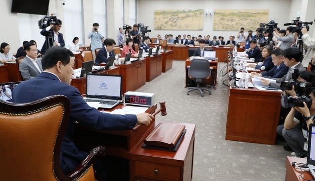 김철민 교육위원장이 27일 오후 서울 여의도 국회에서 열린 교육위원회 전체회의에서 안건을 상정하고 있다. (사진=뉴시스 제공)