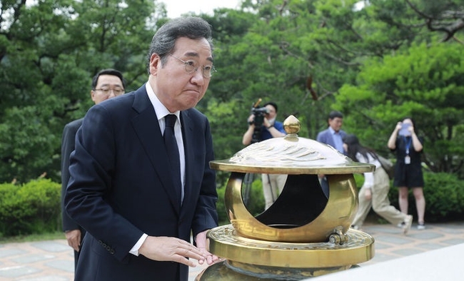 이낙연 더불어민주당 전 대표가 27일 서울 동작구 국립현충원 김대중 전 대통령 묘역을 찾아 참배하고 있다.(사진=뉴시스 제공)