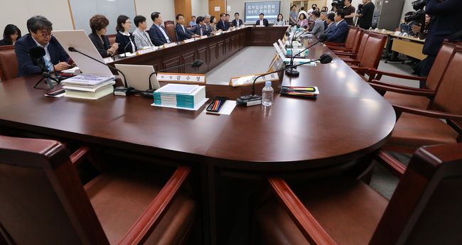 27일 세종시 정부세종청사에서 열린 최저임금위 8차 전원회의에서 구속 중인 김준영 한국노총 금속노련 사무처장을 근로자위원에서 직권해촉한 것에 항의하며 퇴장한 최저임금위 근로자 위원들이 자리가 텅 비어 있다.(사진=뉴시스 제공)