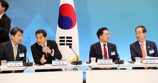 이주호(왼쪽부터) 사회부총리 겸 교육부 장관, 국민의힘 박대출 정책위의장, 김기현 대표, 한덕수 국무총리가 28일 청와대 영빈관에서 열린 2023 국가재정전략회의에 앞서 대화하고 있다.(사진=뉴시스 제공)