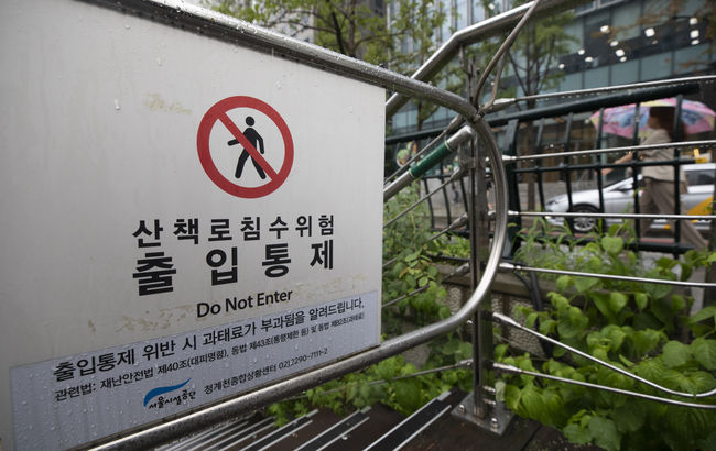 수도권 전역에 호우주의보가 내려진 29일 오전 서울 중구 청계천 산책로가 출입통제되고 있다. (사진=뉴시스 제공)