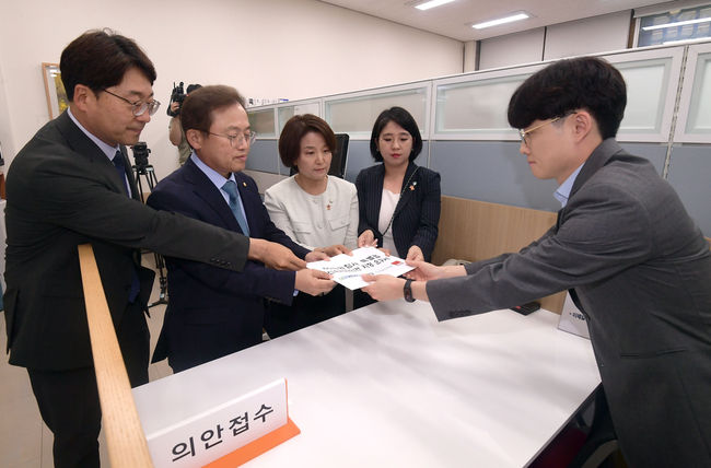  야 4당 의원들이 29일 서울 여의도 국회 의안과에서 이태원참사 특별법 신속처리안건 지정 요구서를 제출하고 있다. 왼쪽부터 강성희 진보당, 송기헌 더불어민주당, 이은주 정의당, 용혜인 기본소득당 의원. (사진=공동취재/뉴시스 제공)