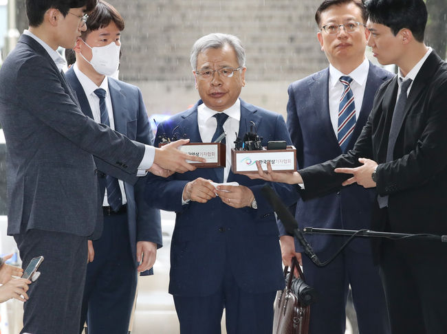 대장동 민간 개발업자들을 돕는 대가로 금품을 수수했다는 의혹을 받는 박영수 전 특별검사가 29일 오전 서초구 서울중앙지법에서 열린 구속 전 피의자 심문(영장심사)을 받기 위해 법정으로 향하던 중 취재진 질문에 답하고 있다.(사진=뉴시스 제공)