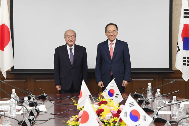 추경호 경제부총리 겸 기획재정부 장관이 29일 일본 도쿄 재무성에서 열린 제8차 한일 재무장관회의에서 스즈키 슌이치 재무장관과 기념촬영을 하고 있다. (사진=기획재정부/뉴시스 제공)