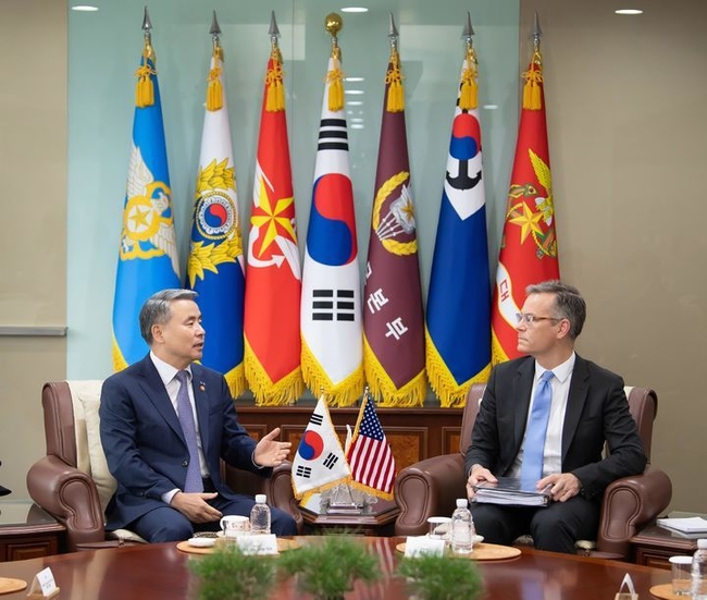  미국 국방부와 29일 (현지시간) 미 하와이에서 제3차 한미 정보통신기술(ICT) 협력위원회를 개최했다. 사진은 이종섭 국방부 장관이 14일 서울 용산구 국방부 청사에서 콜린 칼 미국 국방부 정책차관을 만나 면담하는 모습. (사진=국방부 제공)