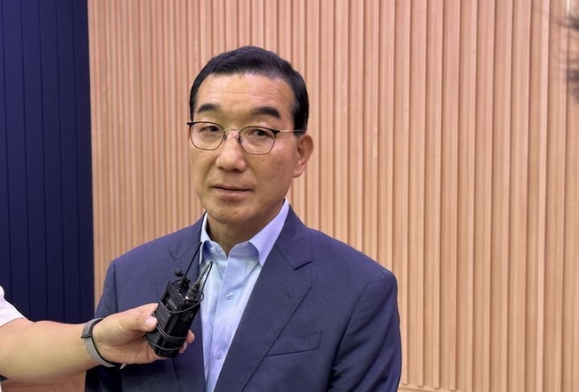 김광신 대전 중구청장이 30일 오전 10시 45분께 대전고법 내에서 선고 후 취재진 질문에 대답하고 있다. (사진=뉴시스 제공)