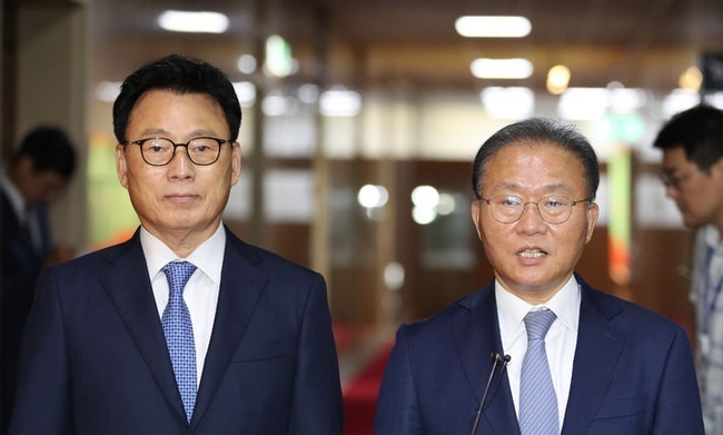  윤재옥(오른쪽) 국민의힘 원내대표가 박광온 더불어민주당 원내대표와 30일 오전 서울 여의도 국회에서 김진표 국회의장과 비공개 회동을 마치고 나와 기자들 질문에 답하고 있다. (사진=뉴시스 제공)