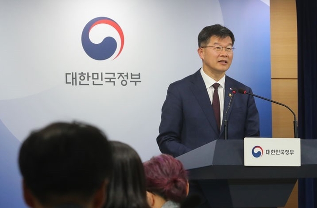  이기일 보건복지부 1차관이 지난달 22일 오후 서울 종로구 정부서울청사에서 영아살해 등 아동학대 대응 관련 브리핑을 하고 있다. (사진=뉴시스)
