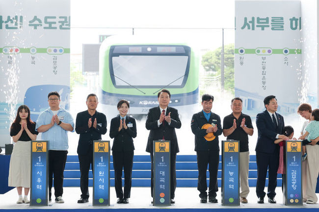 윤석열 대통령이 30일 경기도 고양 어울림누리 별무리경기장에서 열린 대곡-소사 복선전철 개통 기념식에서 준공을 알리는 버튼을 누르며 개통을 축하하고 있다. (사진=대통령실)