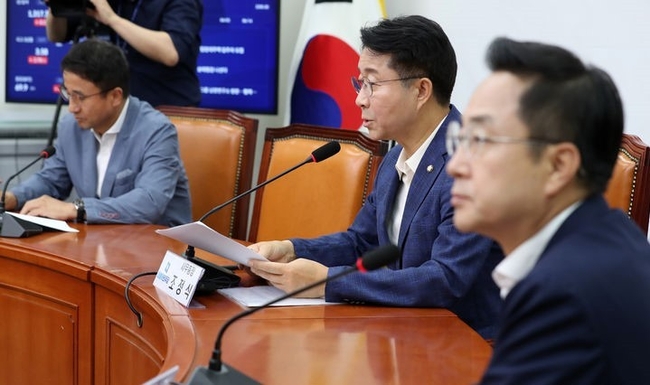  조정식 더불어민주당 사무총장이 2일 오전 서울 여의도 국회에서 기자간담회를 하고 있다. (사진=뉴시스)