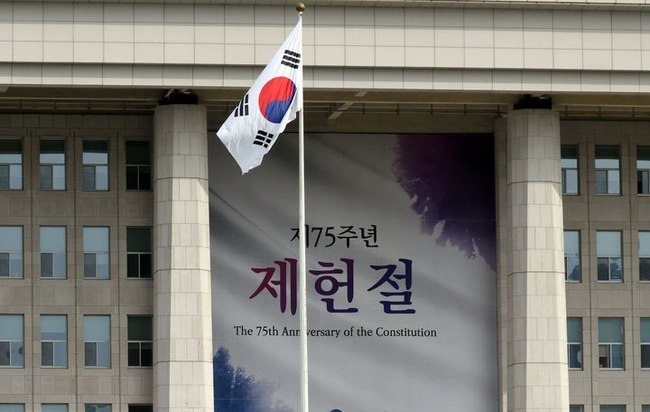  제75주년 제헌절을 보름 앞둔 2일 오전 서울 여의도 국회 본관에 경축 현수막이 설치되고 있다. (사진=뉴시스)