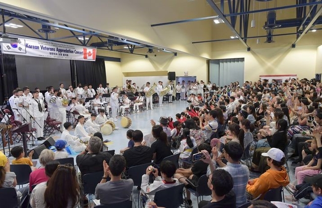지난 6월 25일(현지일자) 캐나다 핼리팩스시 국방지원센터에서 열린 ‘대한민국 해군 보훈음악회’에서 한국과 캐나다 해군 군악대가 ‘6·25전쟁에 참전한 양국 군(軍)의 전우애’를 담아낸 프로그램을 선보이고 있다. (사진=해군 제공) 