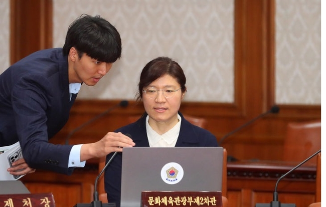장미란 신임 문화체육관광부 제2차관이 3일 오전 서울 종로구 정부서울청사에서 열린 국무회의에 참석해 직원의 설명을 듣고 있다.(사진=뉴시스 제공)