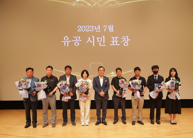 천안시가 상병수당 시범사업 시행 1년을 맞아 3일 시청 봉서홀에서 성공적인 시범사업 추진에 기여한 공이 있는 6개 기관과 개인 9명에게 표창을 수여했다. (사진=천안시 제공)