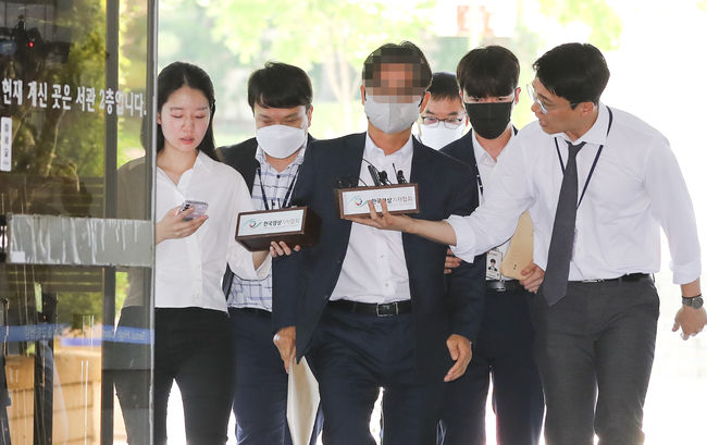 2021년 더불어민주당 전당대회 돈봉투 살포 의혹과 관련해 송영길 캠프의 자금관리 총책으로 지목된 전직 보좌관 박 모씨가 3일 서울 서초구 서울중앙지법에서 열린 구속 전 피의자 심문(영장실질심사)에 출석하고 있다.(사진=뉴시스 제공)