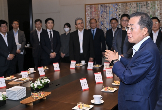 홍준표 대구시장이 6월 29일 오후 서울 여의도에 위치한 페어몬트 앰배서더 서울 호텔에서 열린 대구시 투자설명회에서 참석자들에게 설명을 하고 있다(사진=대구시/뉴시스 제공)